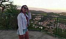 gostosa dos seios lindos fazendo sexo e exibicionismo em famoso ponto turistico