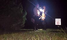 Conheci dois fãs na balada e deixei eles me foder na rua sem cortes