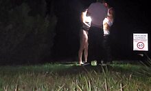 conheci dois fãs na balada e deixei eles me foder na rua