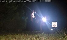 conheci dois fãs na balada e deixei eles me foder na rua