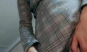 热辣棕发女孩，你在看我用透明内裤抚摸我的未修剪小穴吗？