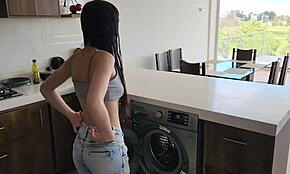 洗衣机卡住了，用性感身体帮她洗