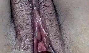 Irmãzinha cadela rebola e abre a buceta ensopada. Cuzinho guloso pronto pro irmão pauzudo em anal quente.