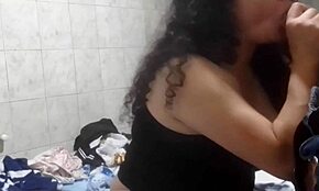 despu�s de la fiesta la llevo a casa para chupar mi pene y penetrar su culo