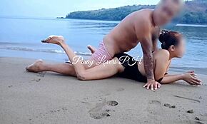 业余情侣在公共海滩上调皮