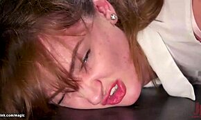 继母在办公室激烈束缚中屈服于继子