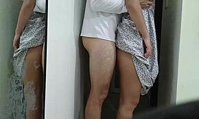 latina en vestido blanco follada contra la pared sin panties