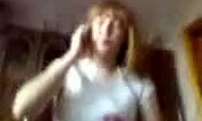 She Chats on Phone While Sucking Cock Simultaneously