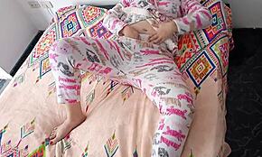 Con mi mejor amiga mi tierna amiga no puede aguantar las ganas de follar y decide meterse los dedos hasta terminar en su linda ropa interior