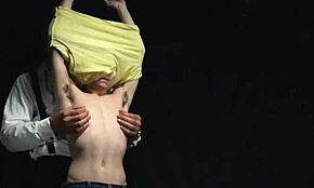 年轻18+男孩从毛茸茸肌肉熊爸爸那里接受肛交假阳具