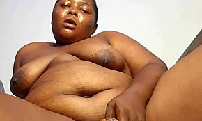 我好性欲高涨，看我用力喷水，Mara Exotic on Red!