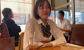 街头散步，晚餐，然后去情人旅馆与可爱亚洲少女18+。她完美的身体在害羞的自慰和激烈性爱中颤抖，双重高潮。