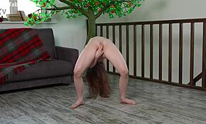 Nicole Murkovski在浴室手指自慰姿势