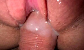 难以相信这少女小穴有多紧，特写极致按摩内射