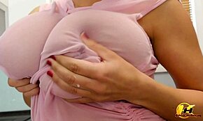 大量挤奶到杯子里喝新鲜乳汁