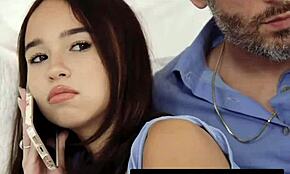 哟，继女达科塔·泰勒在电话里操迈克·曼奇尼！