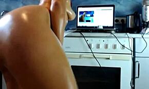 Exploring plugged ass on webcam 😈