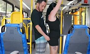 荒唐的公交车上，男人摩擦直到在她身上射精