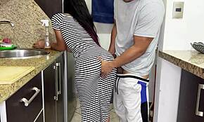 哇，我继女的性感裙子展示那热屁股