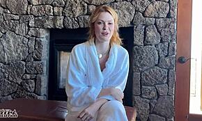 骚红发伴娘婚前被锁酒店门外，她找到狂野解决方案！