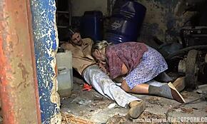 恐怖色情揭开扭曲家庭在粗暴Cosplay中狂野BDSM动作。