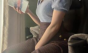 大胸女孩看书兴奋自摸