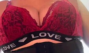 Vazou na Net Mulher Sente Tesão ao Fazer Exercícios na Academia com Tits e Wet Pussy