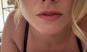 Amateur deepthroats and fucks fast with Tinder date in hotel