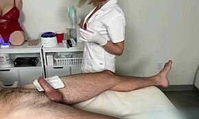 嘿，当脱毛师傅搞定时，为什么不也操我的助手呢？