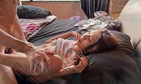 哇，第一次和18岁女友做爱，她全身都是精液！