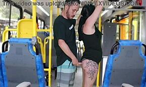 老男人公交车上对黑发美女闪露并自慰