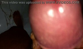 继母的家用淋浴以巨大鸡巴射精结束。浴室里的冒险手淫！