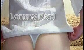 饥渴棕发美女Lammy Pixel脱衣挑逗完美屁股！