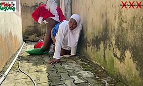 非洲圣诞老人抓到操天真邻居女儿后院。全视频在 Red！