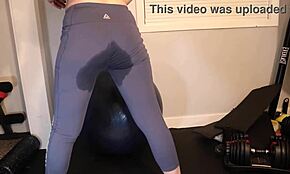 哇，看这个瑜伽裤里的喷水疯狂与多汁熟女！