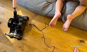 两个女友更喜欢我的鸡巴而不是性爱机器，我轮流操她们