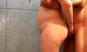 El mejor amigo de mi esposo me sorprendió en la ducha. Me hizo mamarle la verga y eyaculó en mi cara!