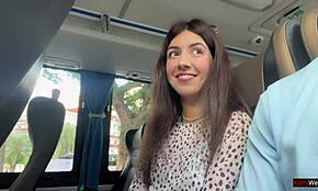 公共露阴变成拥挤公交车上的冒险手淫，直到他射精。