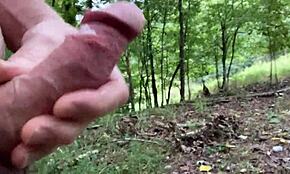 Clitlicker662 在公共森林里疯狂舔 - 湿漉漉户外动作