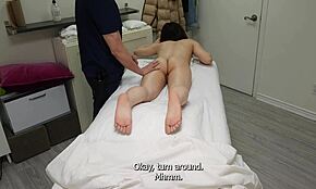 我干了害羞的日本女孩，她有完美的湿润身体