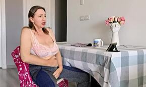 我抓到继母在看色情片，但她给我看内衣里的震惊人妖