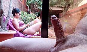 我的继子在露台上掏出大鸡巴，看到我在窗户后面兴奋起来，向邻居展示他的勃起😏我的乳头超级硬，没穿胸罩