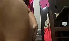 se masturba para mi mientras su cornudo esposo trabaja