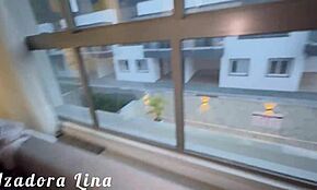 Transamos de janela aberta e os vizinhos ficaram olhando ele me fudeu de quatro bem gostoso com os outros olhando eu gozei muito