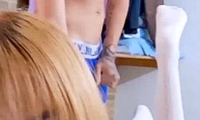 Colegiala rubia venezolana se deja coger en vivo por su novio mientras hace un live de tik tok