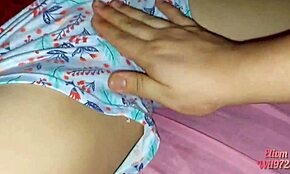 XXX印度自制视频和我的继妹第一次在床上被单下