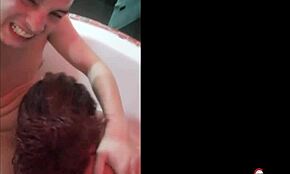 Mi vecino me seduce para follar sin condón por dinero mientras mi esposo trabaja en Medellín, Colombia.