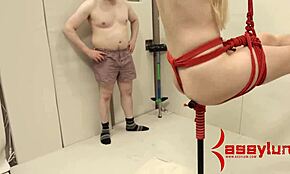 被绑的18+少女屈服于激烈的BDSM恋物游戏