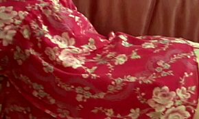 Mindy Yummymama sucks dick while driving down the strip, risking a homemade public facial