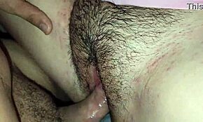 湿润可爱少女让闺蜜同事拉下她的内裤